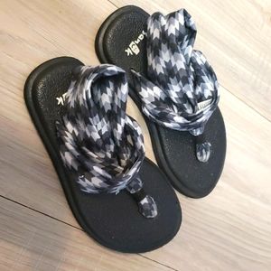 Sanuk kids sandals SIZE 9-10